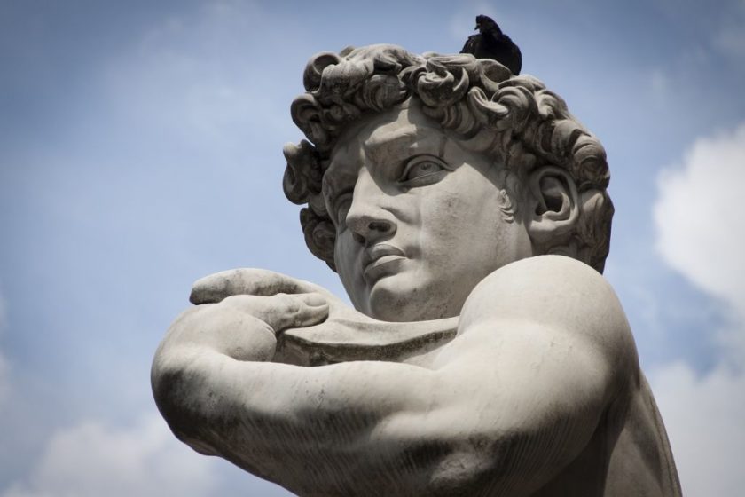 Der erhabene Kopf des David von Michelangelo, vor einem strahlend blauen Himmel mit zarten weißen Wölkchen
