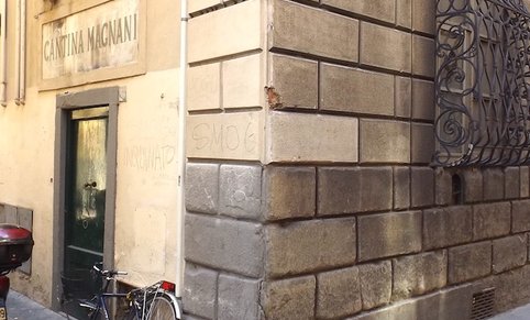 Ecke Via Serragli / Via Santa Monaca. Der Schriftzug Cantina Mangani ist noch vorhanden.