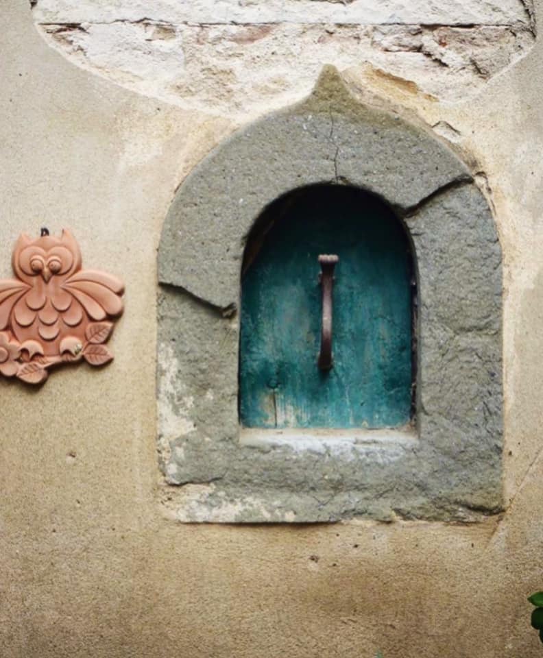 Das entzückende Weinfenster der Keramiker-Familie Cantagalli mit seinem türkisfarbenen Türchen.