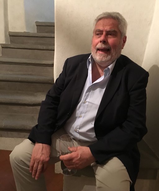 Marchese Bernardo Gondi sitzt mit einem Glas Wein in der Hand auf einem Mäuerchen und erzählt von seinen Kindheitserinnerungen.