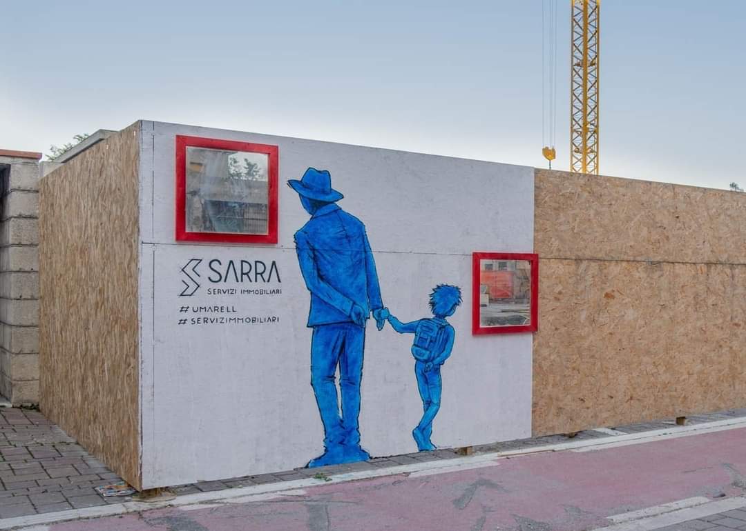 Eine Baustelle von Sarra Immobilien. Eingezäunt von einer Wand mit Fenster und einem blau gezeichneten Umarell mit Enkel, die die Bauarbeiten durch das Fenster beobachteen.